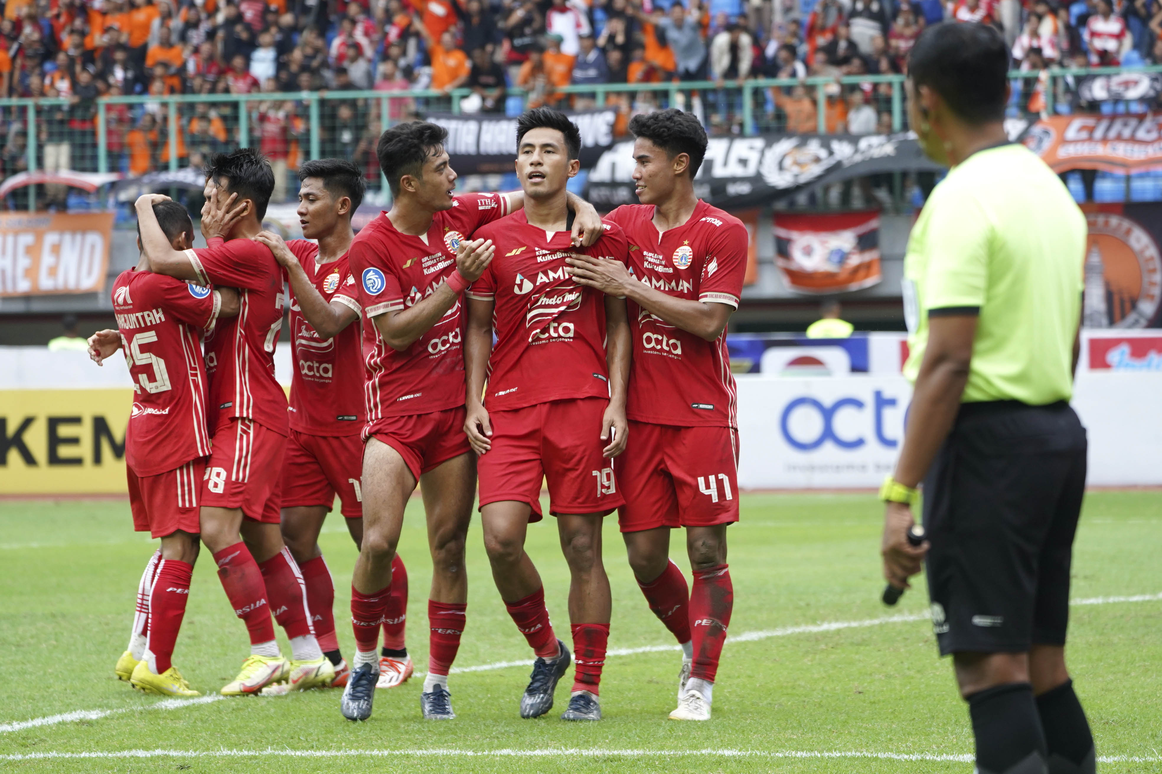 REVIEW PERSIJA VS AREMA: THOMAS DOLL SENANG MENANG DUA GOL TANPA BALAS