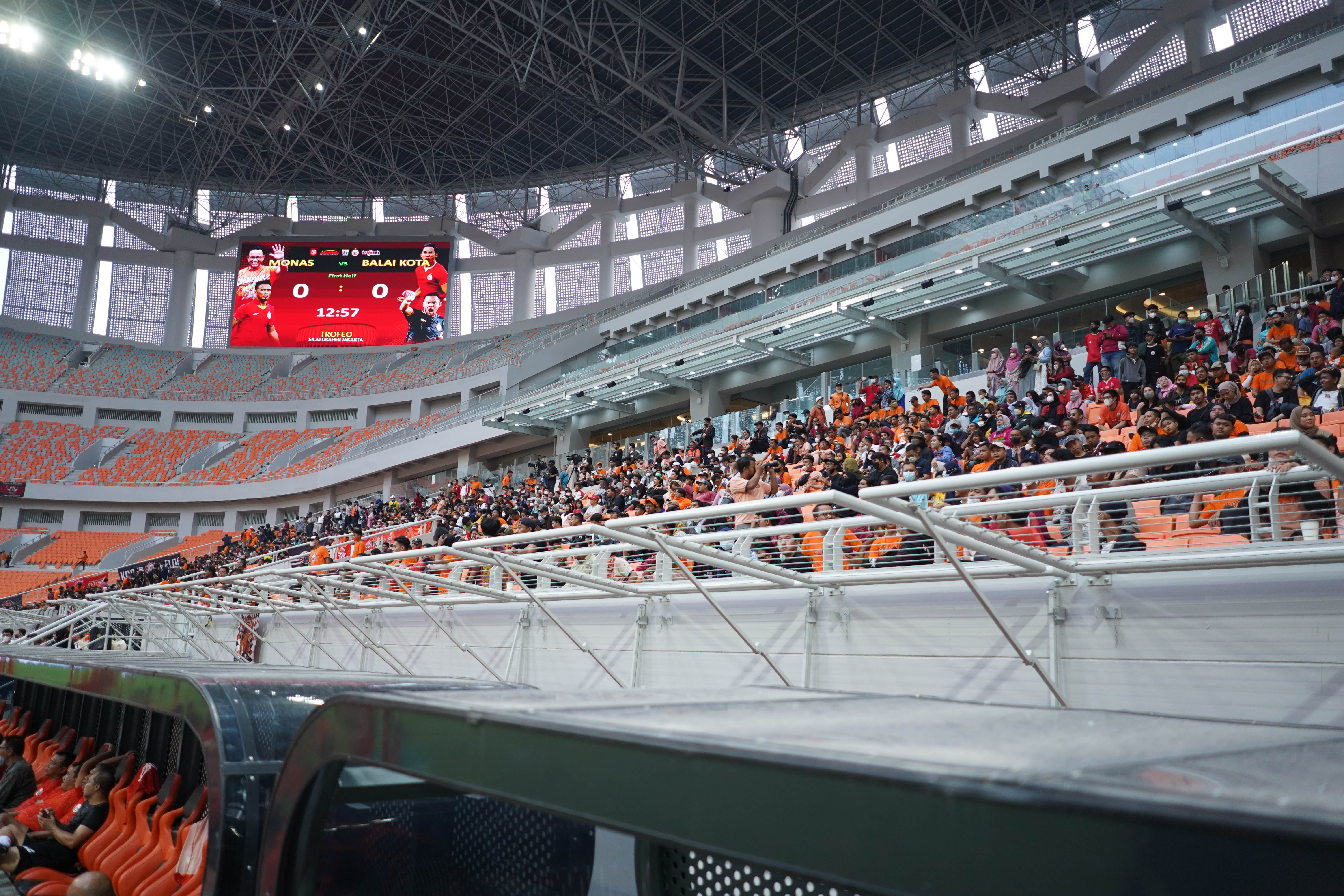 Saat yang ditunggu akhirnya datang, 6.000 the Jakmania kembali hadir ke stadion.
