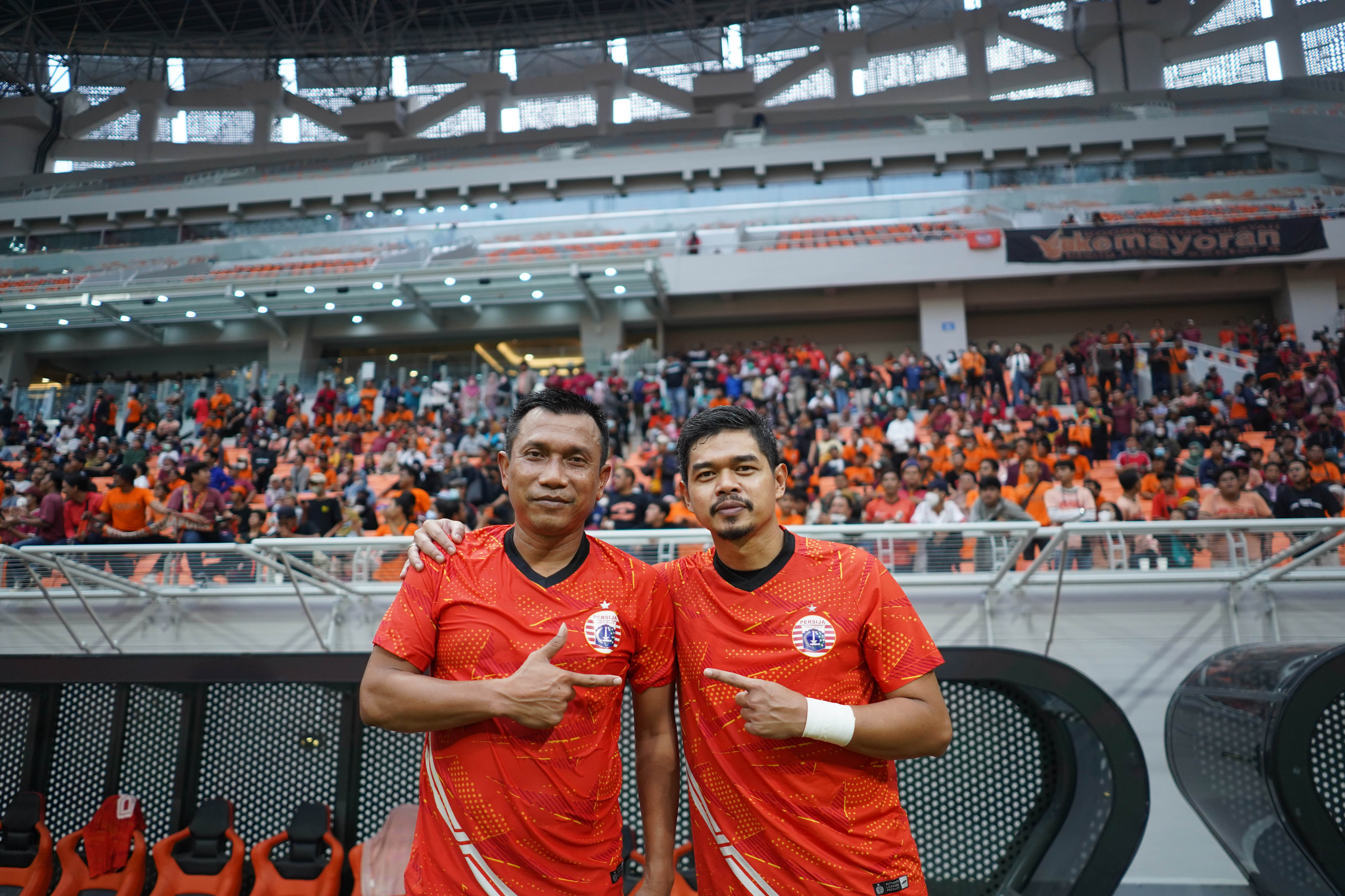 Widodo C Putro dan Bambang Pamungkas, dua legenda yang mengantarkan trofi Juara 2001.