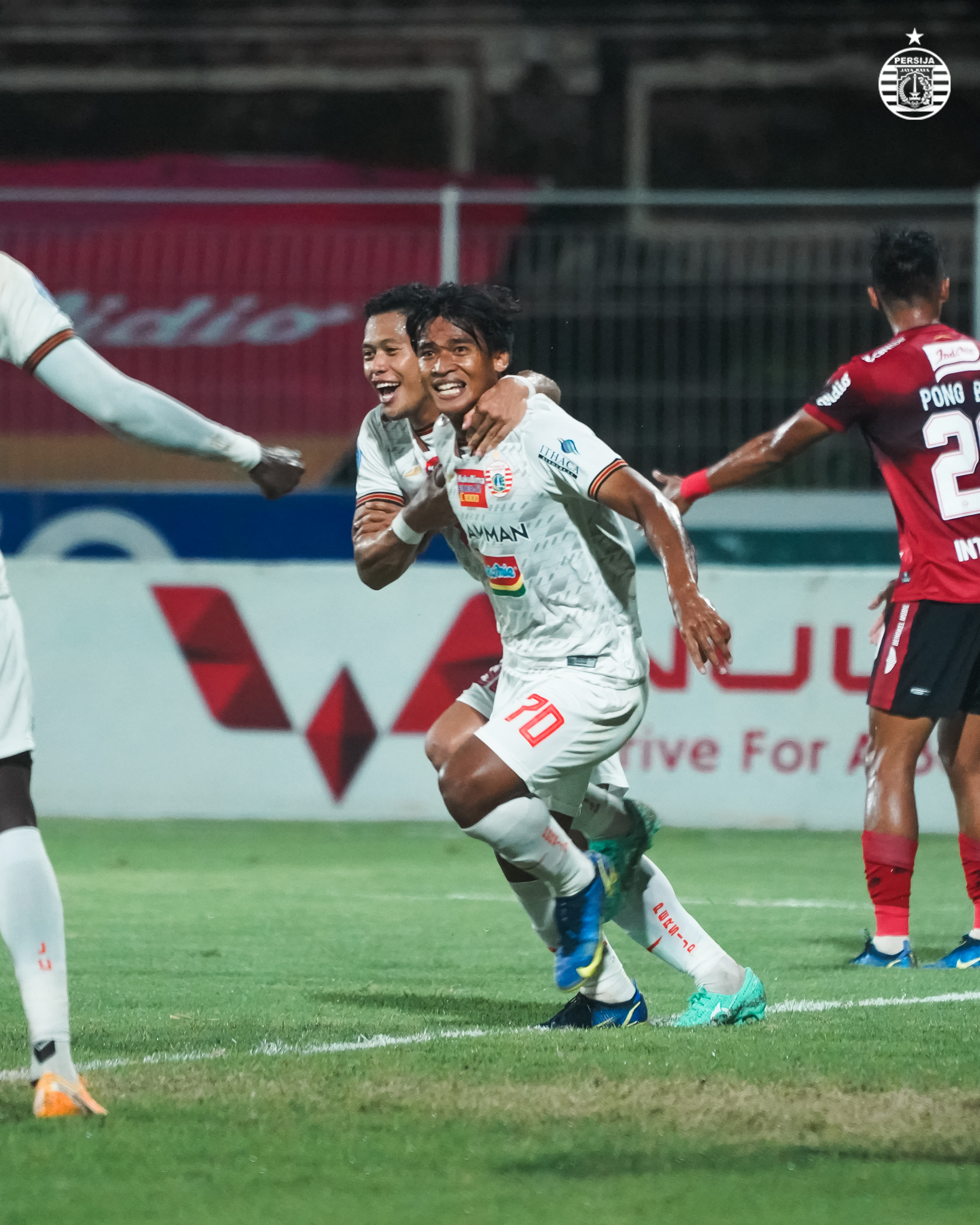 Irfan Jauhari selebrasi gol bersama Taufik Hidayat, supersub Persija sumbang satu gol.