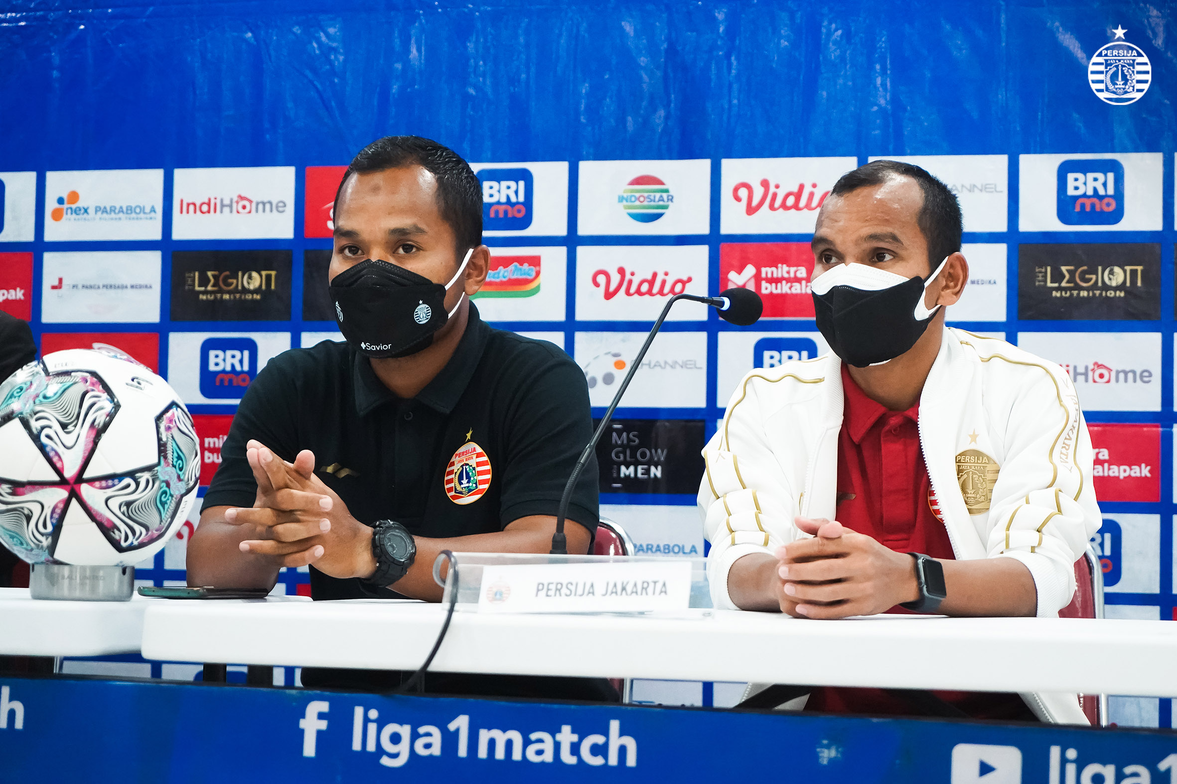 Ferdiansyah (kiri), video technical analysis Persija, menggantikan peran Coach Sudirman dipinggir lapangan dan saat jumpa pers usai pertandingan.