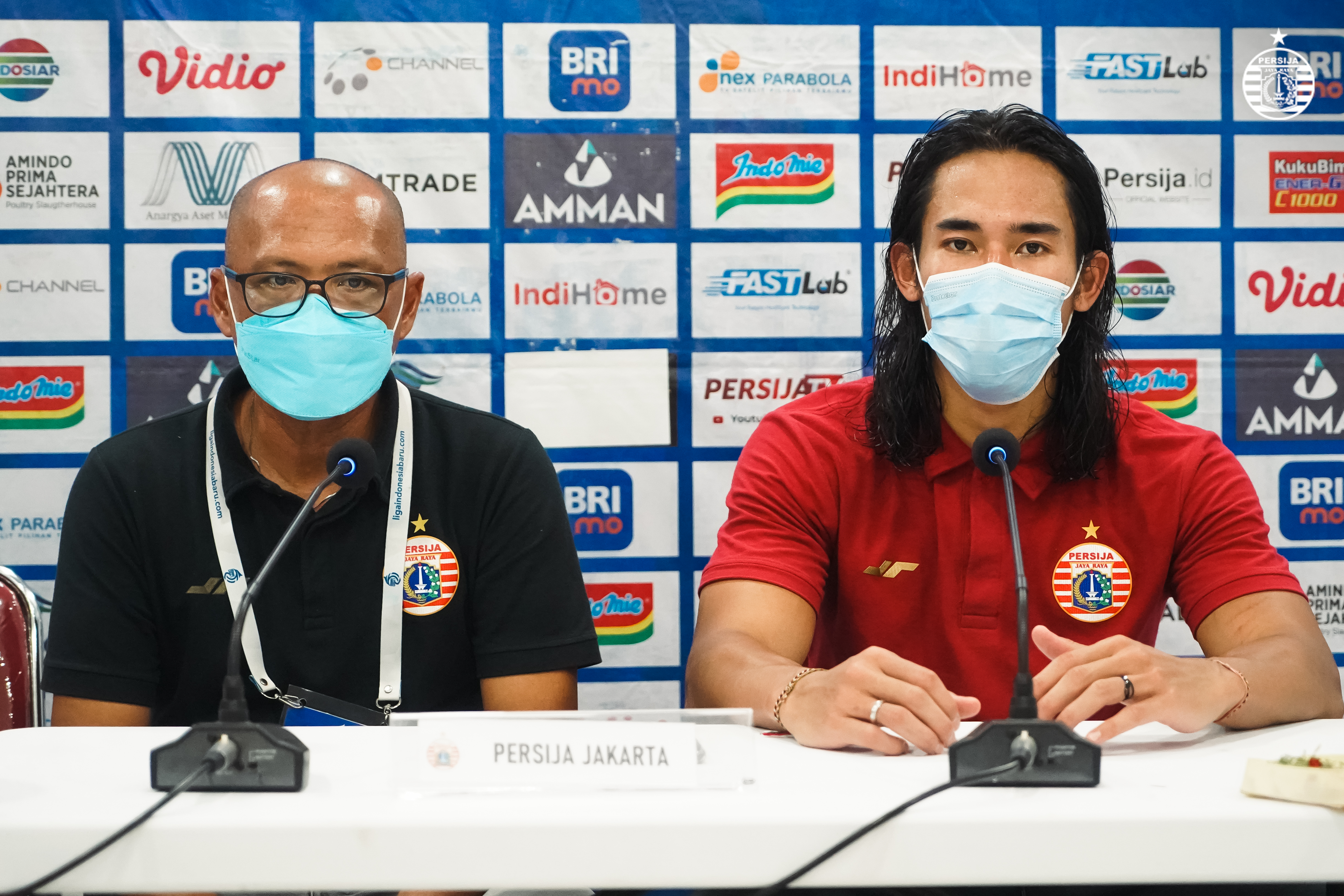 Coach Sudirman dan Ryuji Utomo saat jumpa pers, tidak ada yang senang hasil hari ini.