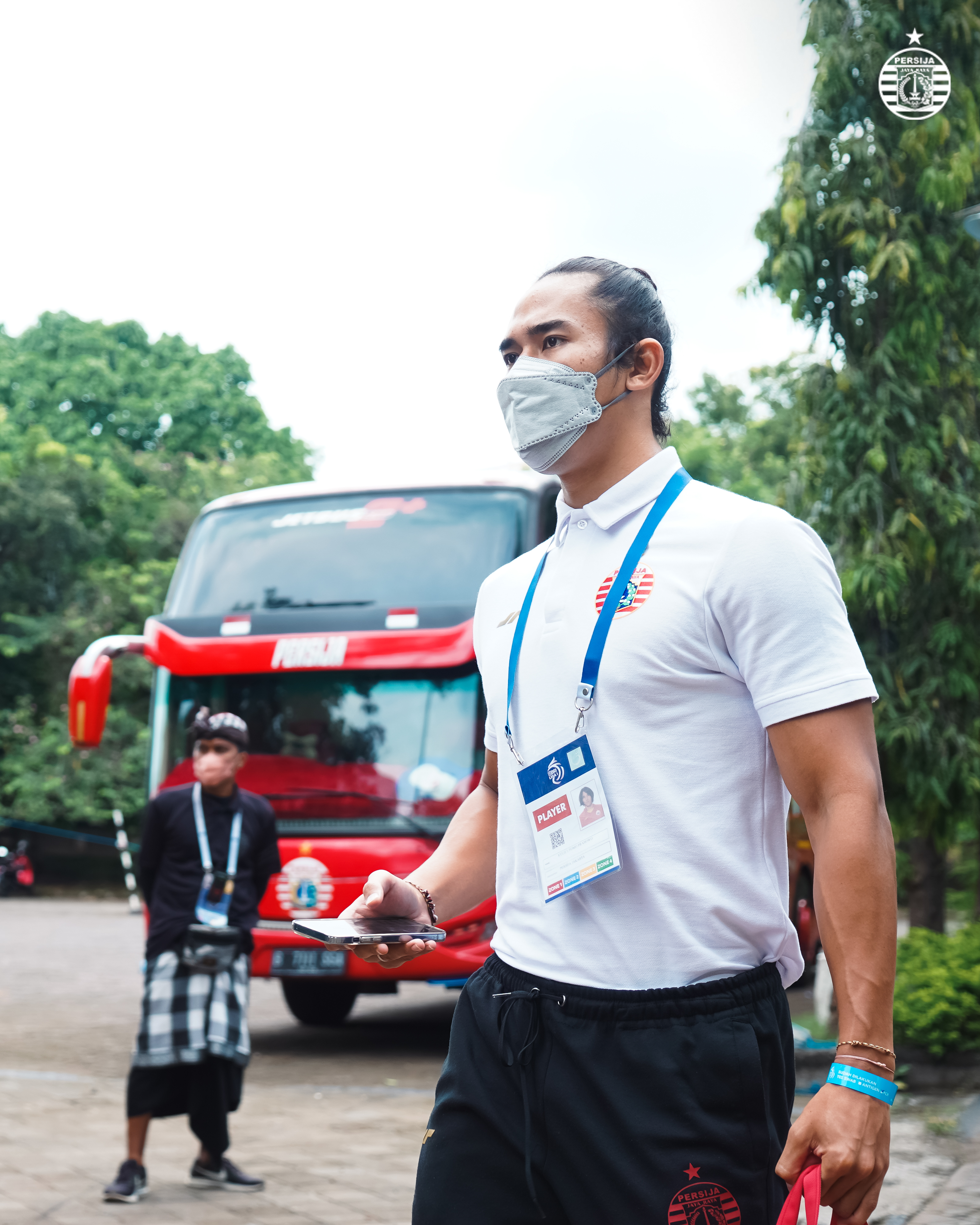 Ryuji Utomo, tetap disiplin protokol kesehatan memasuki Stadion Ngurah Rai Denpasar.