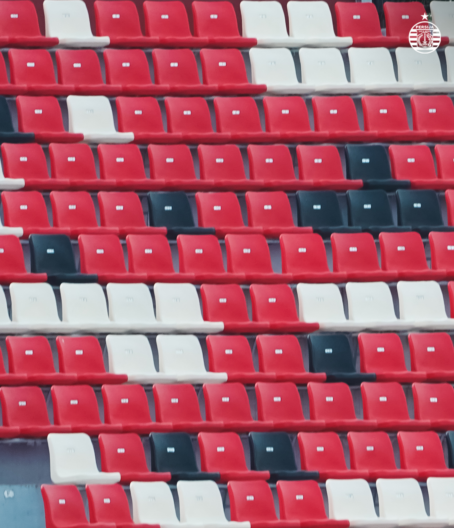 Kursi kosong, pecinta sepakbola tanah air masih harus bersabar untuk bisa menonton langsung.