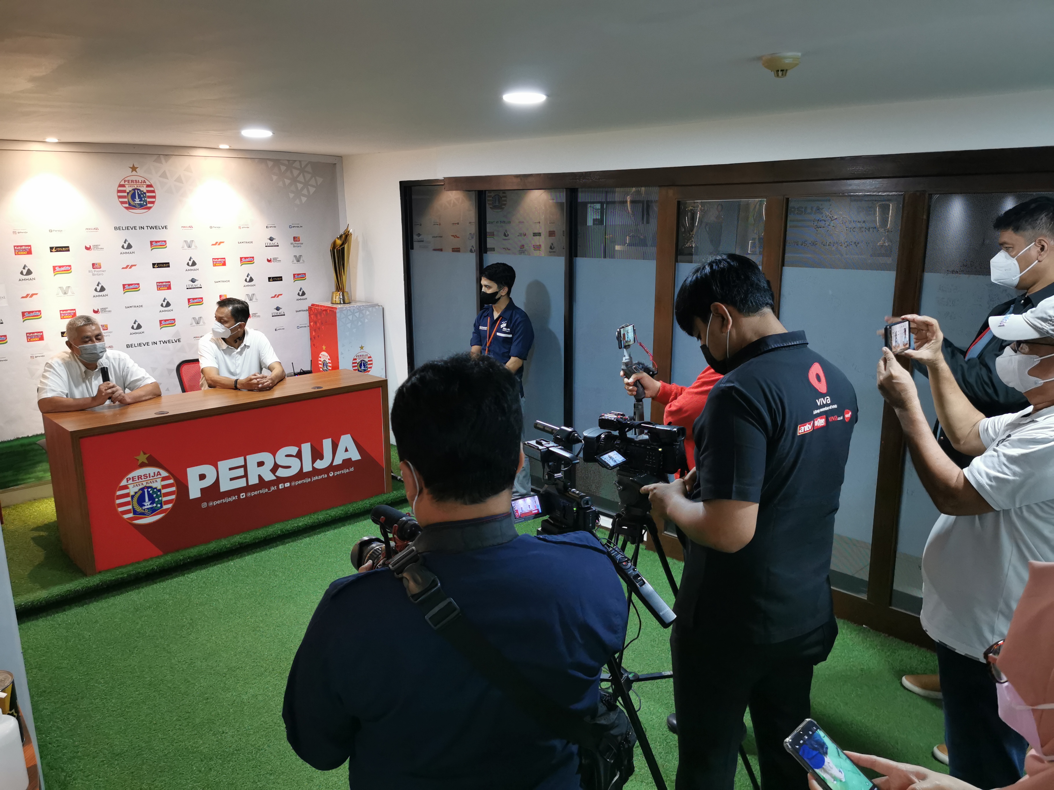 Hasil Lelang Signed Jersey didonasikan ke Korban Erupsi Semeru melalui Bakrie Amanah.
