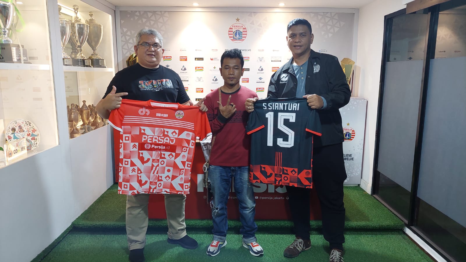Ferry Indrasjarief, Manager Fans dan External Relations, dan Benhard Sitorus, Chief Media dan Membership Engagement, melakukan serah terima jersey kepada pemain Persaj.