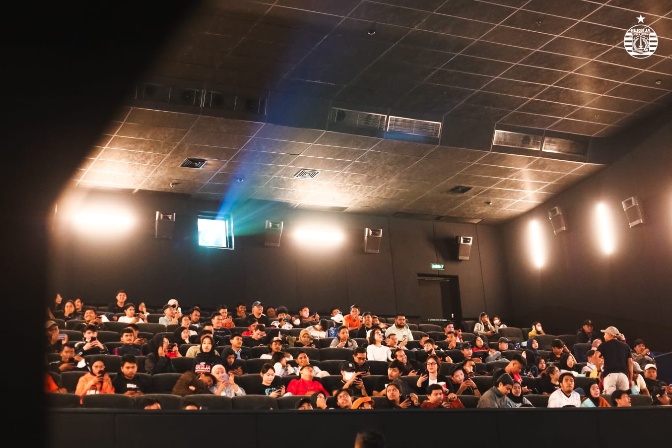 SERUNYA NONTON PERSIJA DI BIOSKOP